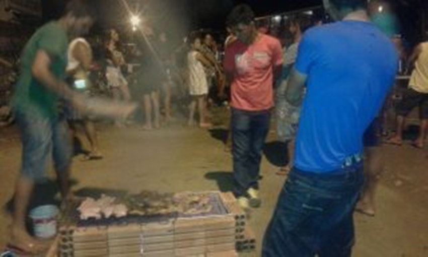 Moradores fazem churrasco durante protesto por causa de buracos na rodovia AC-405
