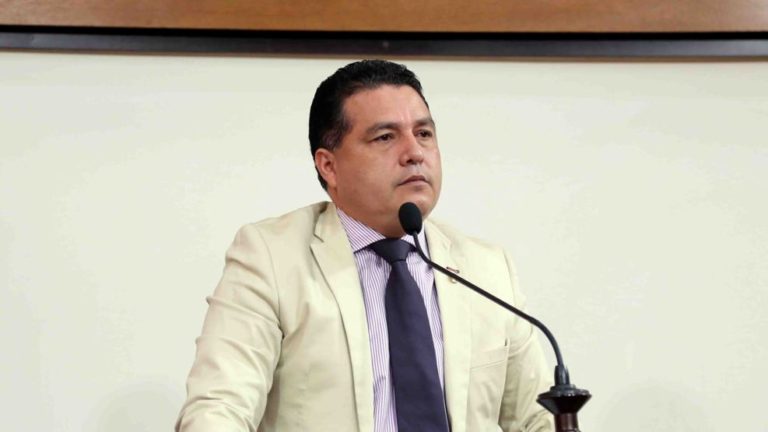 Deputados encerram ano Legislativo e Eber Machado chora na despedida do parlamento