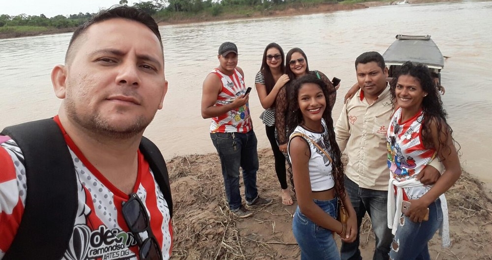 Grupo percorre 1h de barco para entregar presentes de Natal a crianças em Cruzeiro do Sul