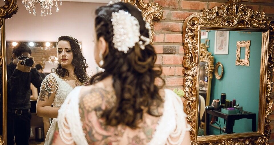 “Revelo a beleza, não produzo máscaras”, afirma maquiadora que une produções artísticas no Acre