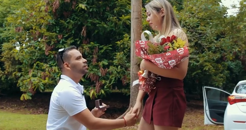 Namorado reúne amigos e organiza pedido de casamento surpresa para sua amada