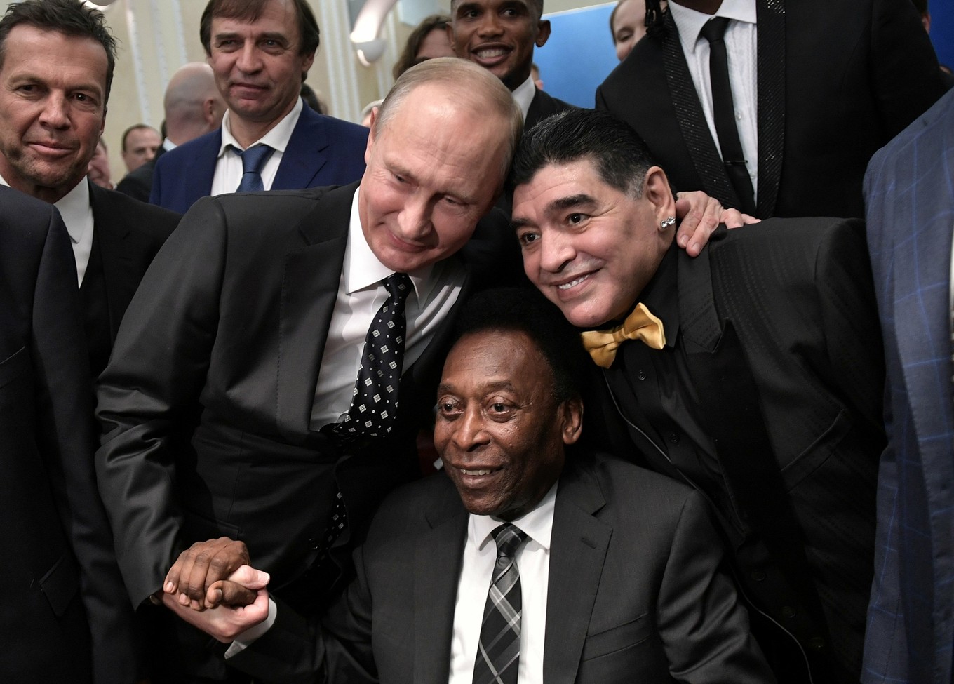Pelé posa para foto com craques e faz brinde com Vladimir Putin em sorteio