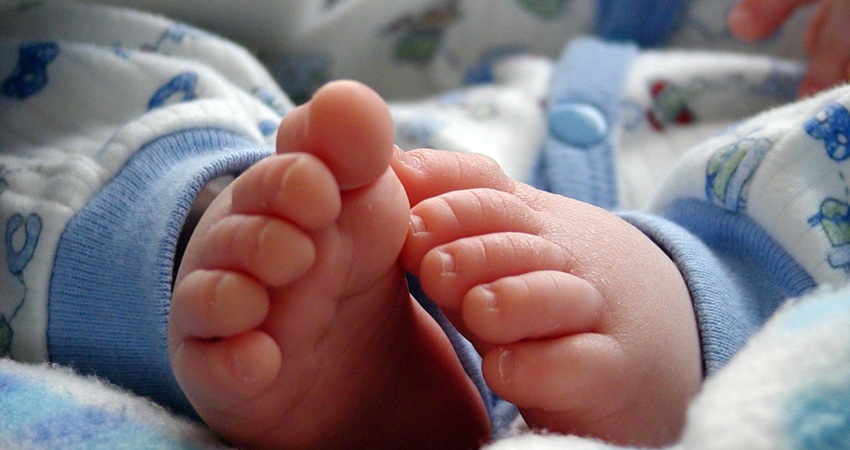 Criança de um ano de idade aguarda há mais de 3 meses na UTI por cirurgia