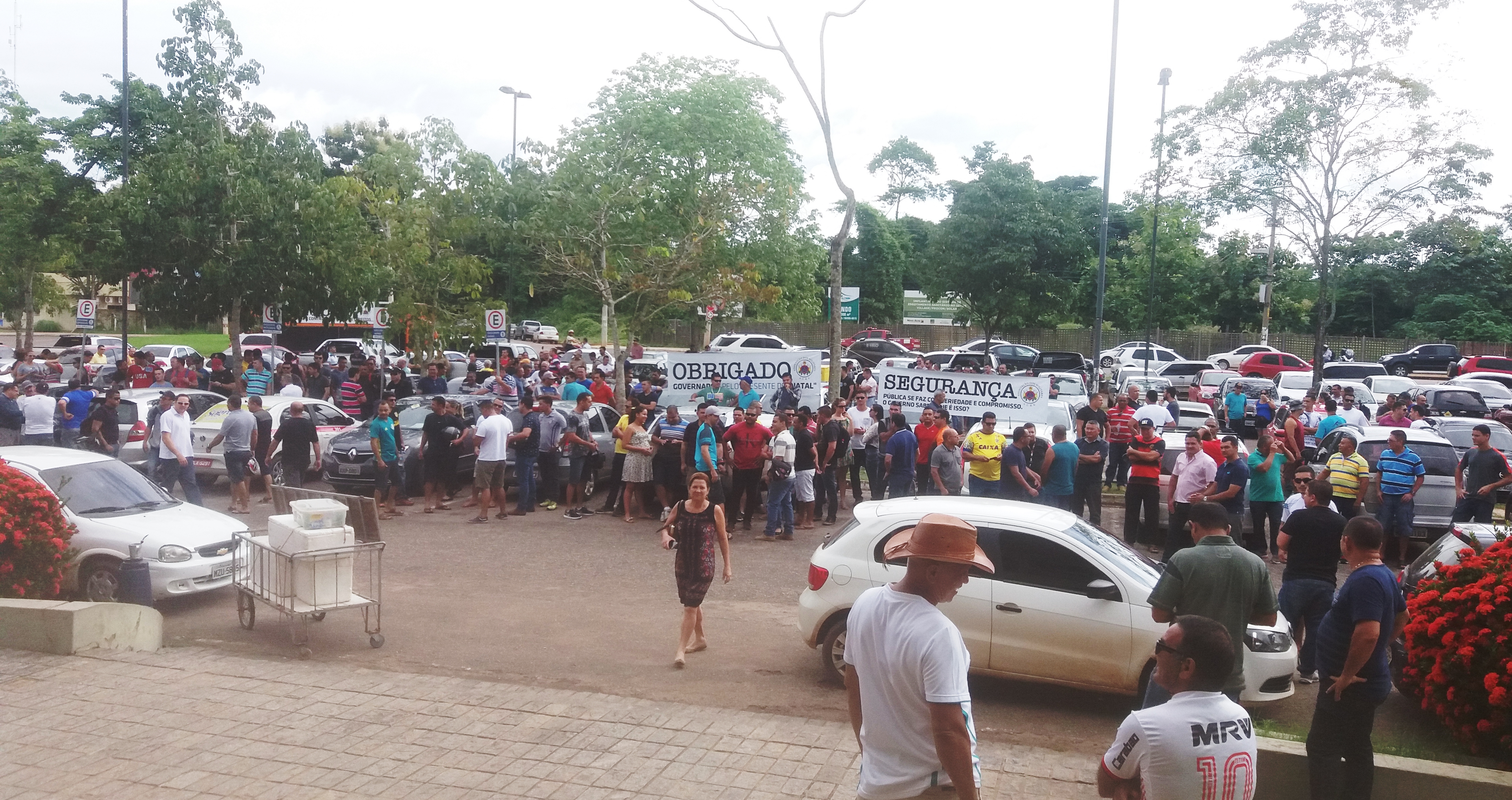 Policiais Militares protestam em carreata após decisão de Tião Viana sobre corte de salário