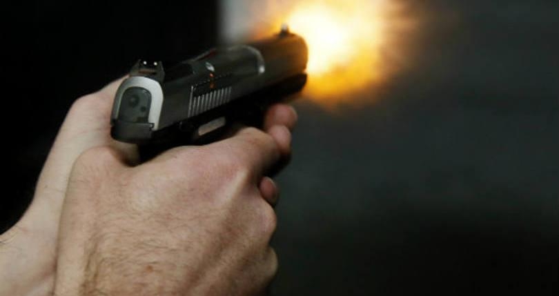 Homem de 34 anos morre após ser alvo de tiros em bar no Quinari