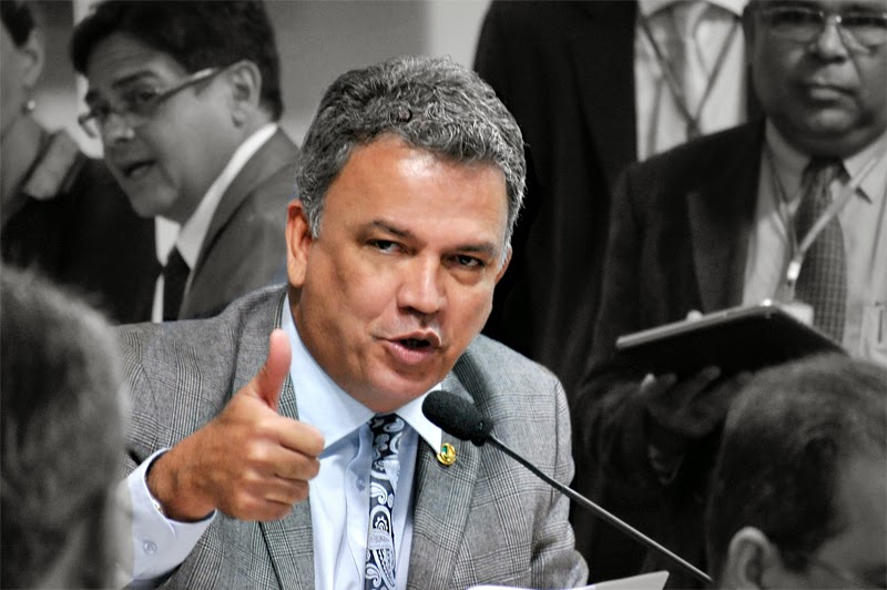Petecão garante pagamento de R$ 400 mil para recapeamento em Brasileia