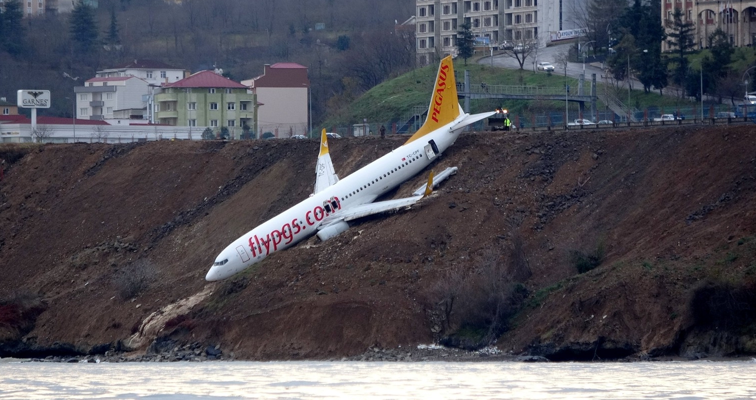 Avião com 168 a bordo derrapa na aterrissagem e cai em barranco