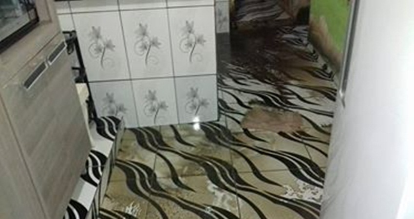 Moradores do Rui Lino III reclamam de esgoto entupido e mau cheiro durante fortes chuvas