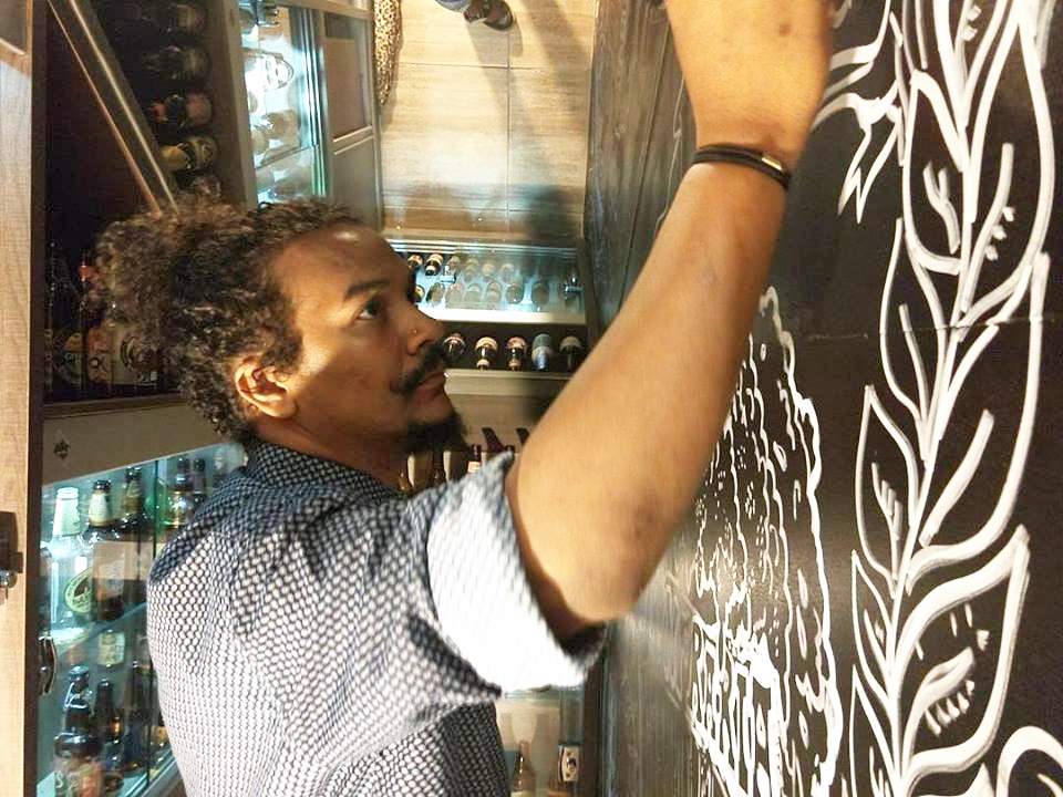Autodidata, artista acreano faz sucesso com desenhos realistas e criativos na Capital