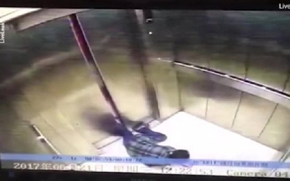 Mulher se distrai com celular e tem perna decepada em porta de elevador; assista