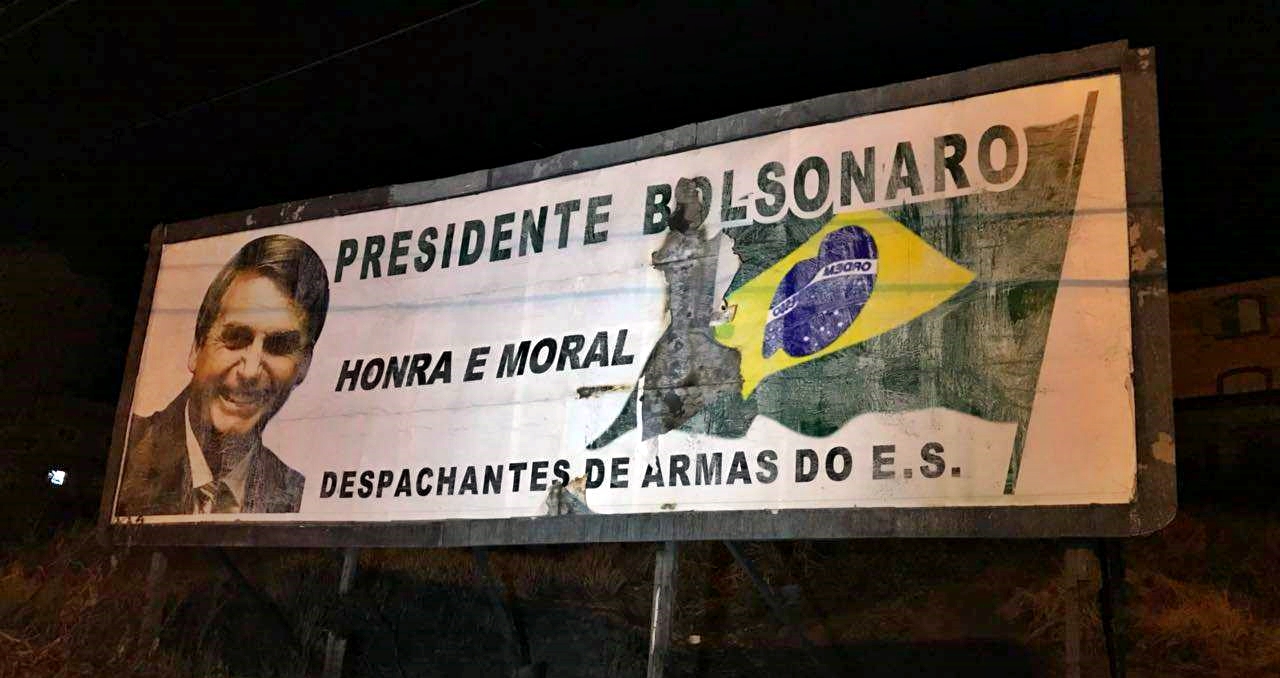TRE determina multa de R$ 1 mil por dia caso outdoor de Bolsonaro não seja removido