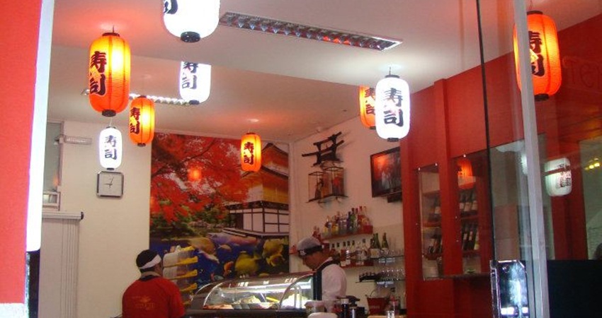 Dona de restaurante japonês denuncia que motoboy foi assaltado e teve moto levada por criminosos