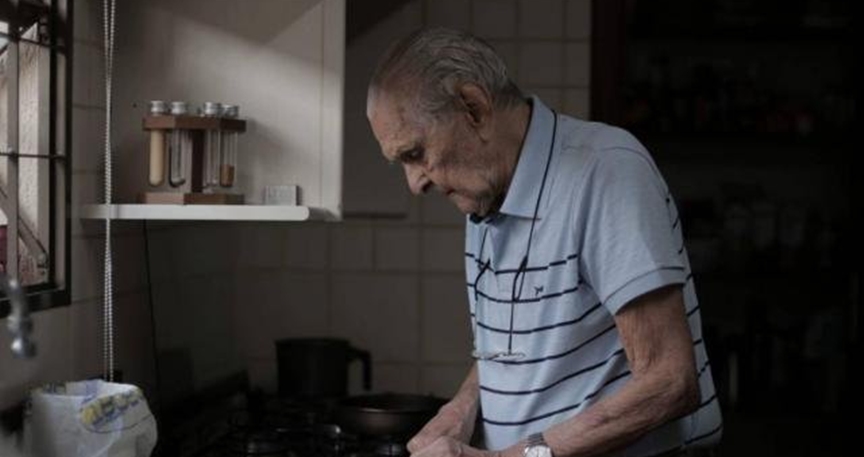 Aos 100 anos, vovô faz a melhor sopa paraguaia do mundo e recebe homenagens de familiares
