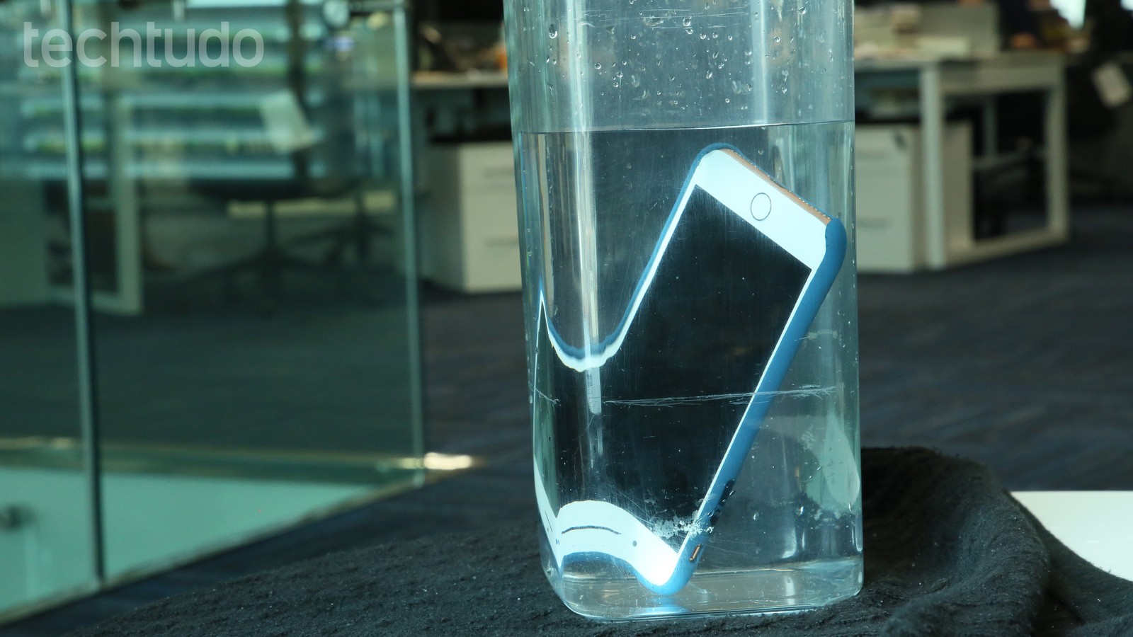 Quais são os limites do celular em contato com água