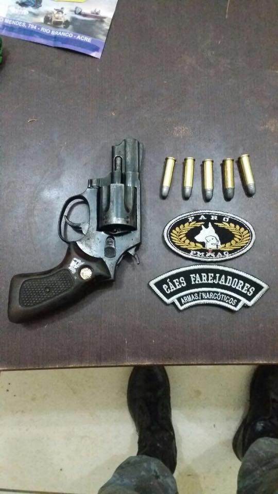 Polícia Militar prende mulher com arma de fogo na parte alta da cidade