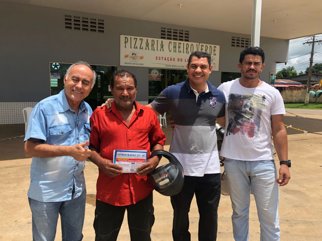 Mesmo negando ser o candidato do DEM, Ulysses acompanha comitiva do partido no Juruá