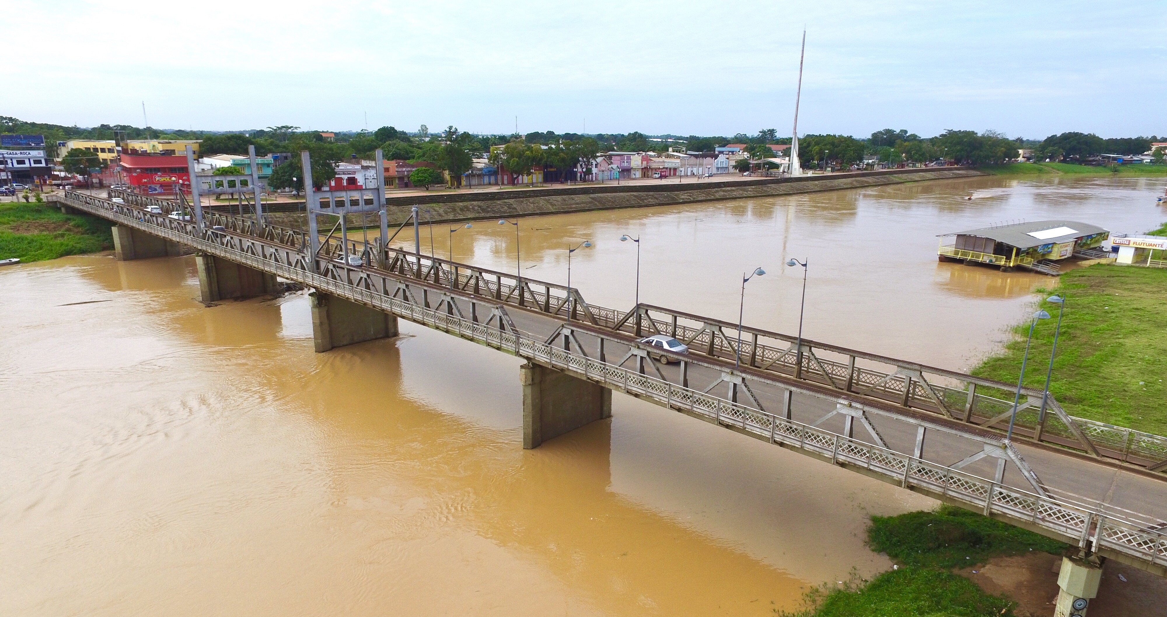 Rio Acre volta a subir e prefeitura segue com construção de abrigos