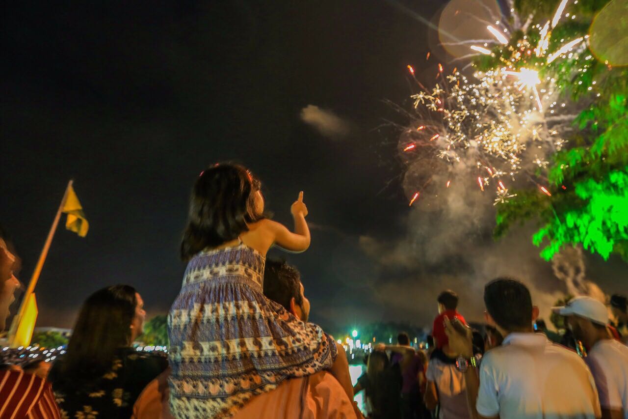 Réveillon da Base a cada ano atrai mais pessoas para ver a queima de fogos