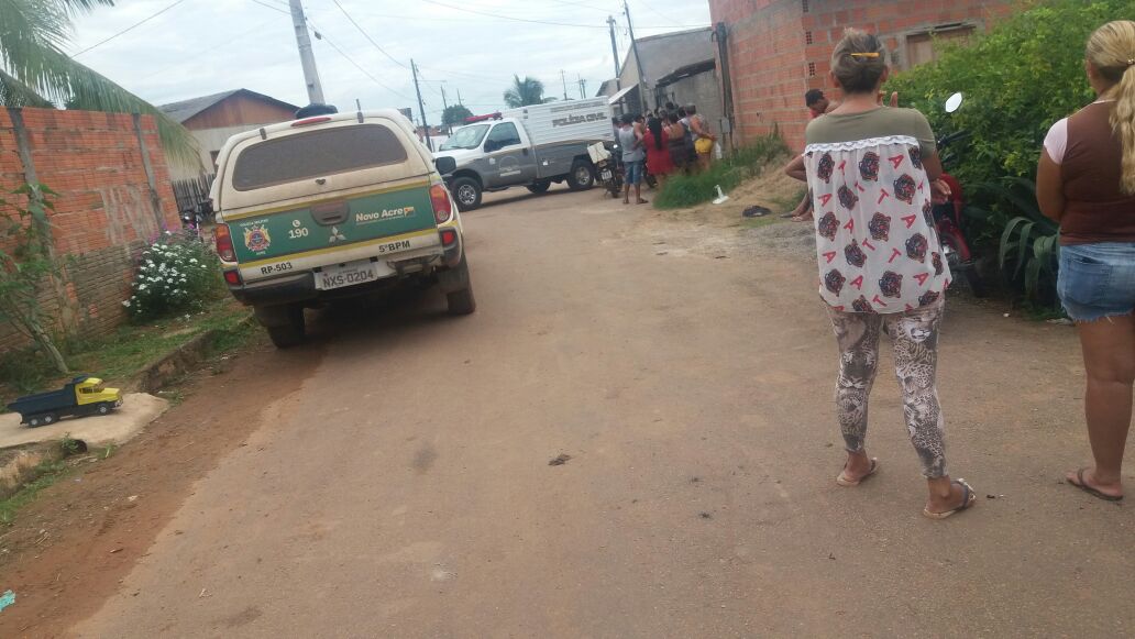 Assassinos atiram seis vezes contra jovem vítima e saem fugindo no Alto Alegre