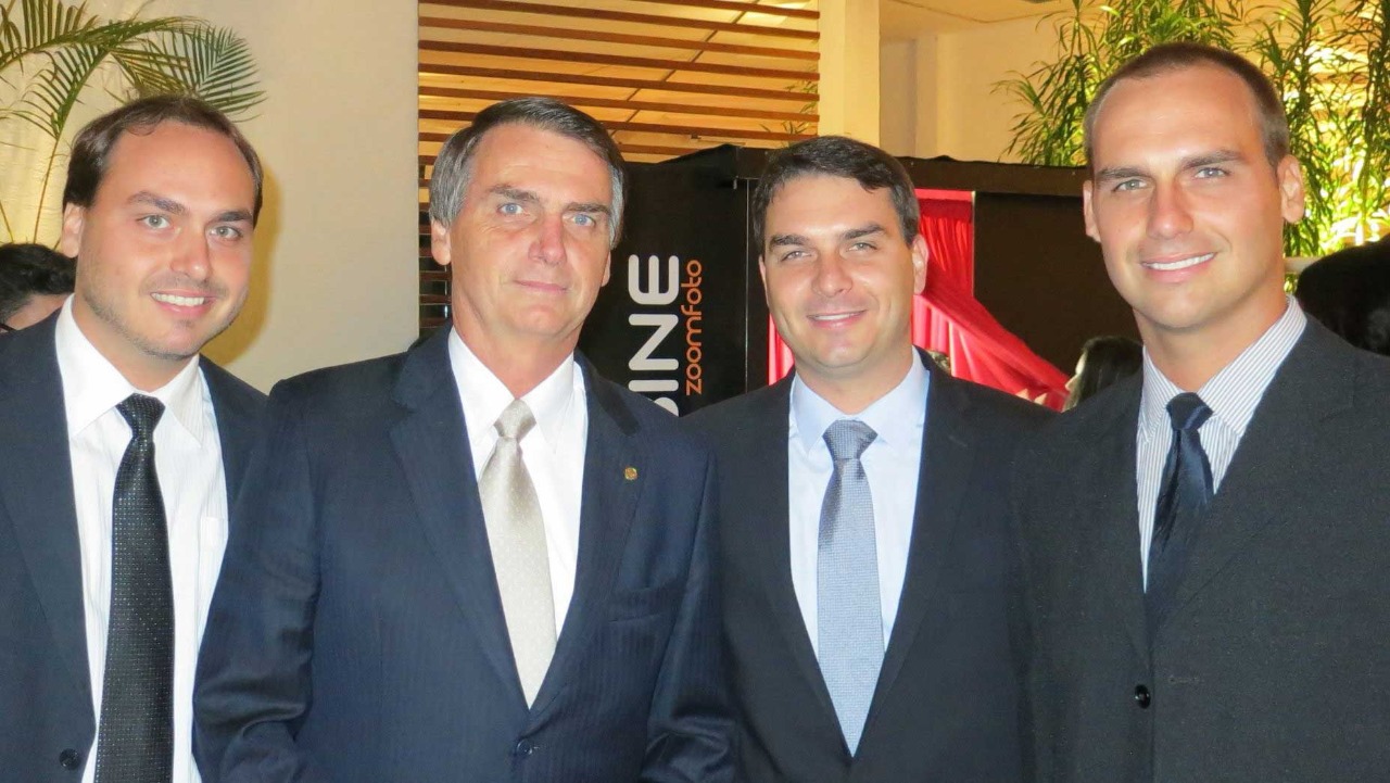 Veja as 32 perguntas sobre patrimônio a que a família Bolsonaro não responde