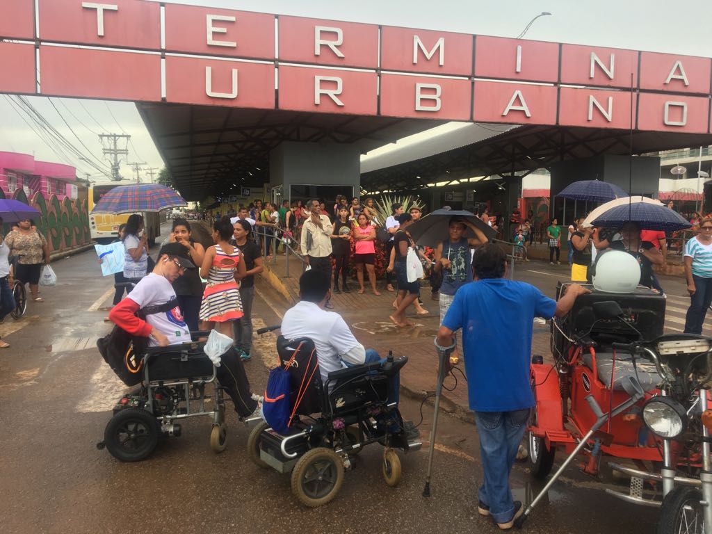 Pessoas com deficiência e familiares denunciam abandono da classe