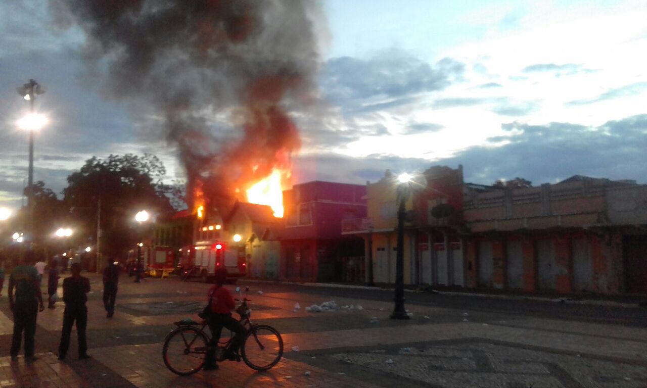 Incêndio atinge antigo prédio histórico na Gameleira; veja o vídeo
