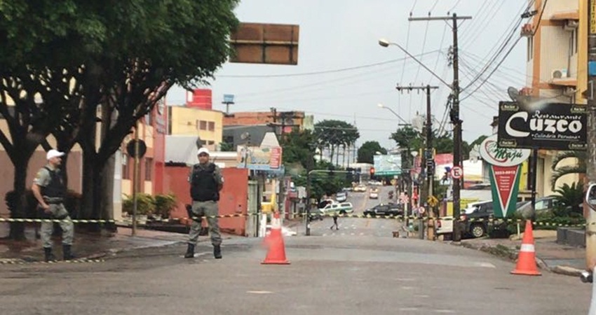 Bandidos tentam explodir caixas eletrônicos durante a madrugada desta terça-feira