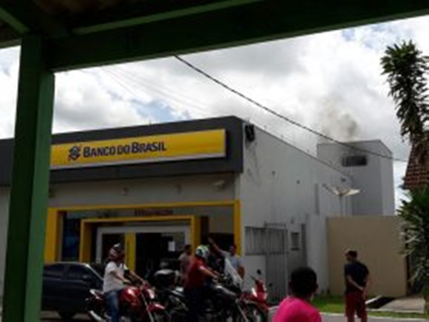 Funcionários evacuam prédio do Banco do Brasil após incêndio em sala de alta tensão