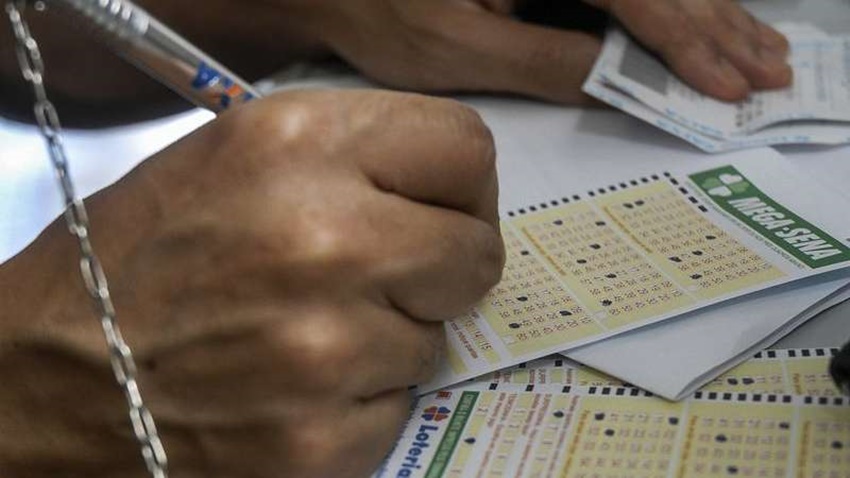 Bolão de amigos sortudos acerta três vezes na mega da virada e vão embolsar R$ 54 milhões