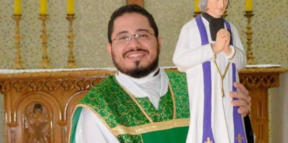 Padre que morava no Acre posta foto armado e causa polêmica nas redes sociais