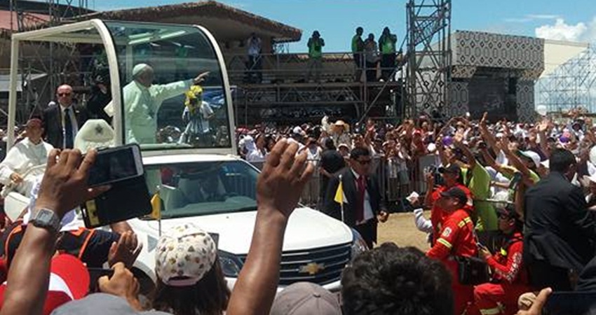 Acreanos registram passagem do Papa Francisco em Porto Maldonado, no Peru