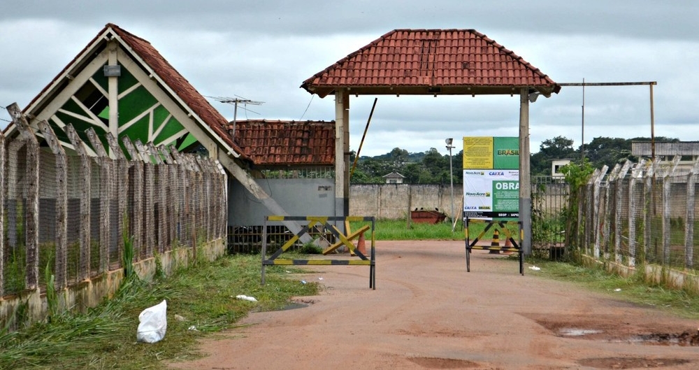 Dois presos tentaram fugir pelo forro no presídio de Rio Branco e ameaçaram agentes