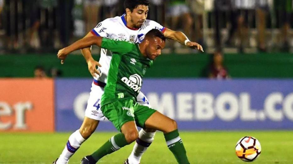 Chape pede exclusão do Nacional da Libertadores após torcedores imitarem avião