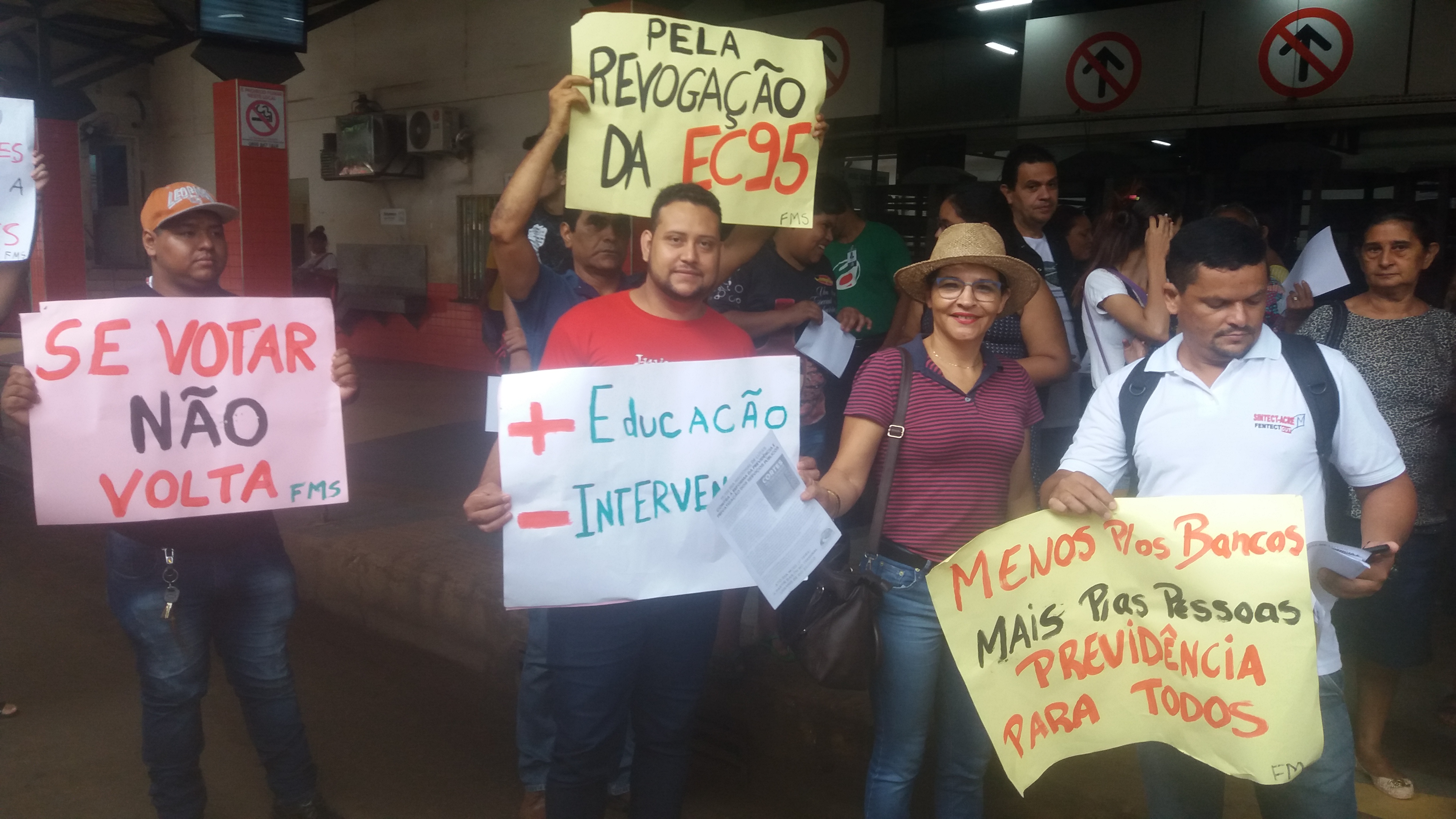 Sindicalistas realizam protesto contra “PEC da Morte” no Terminal Urbano