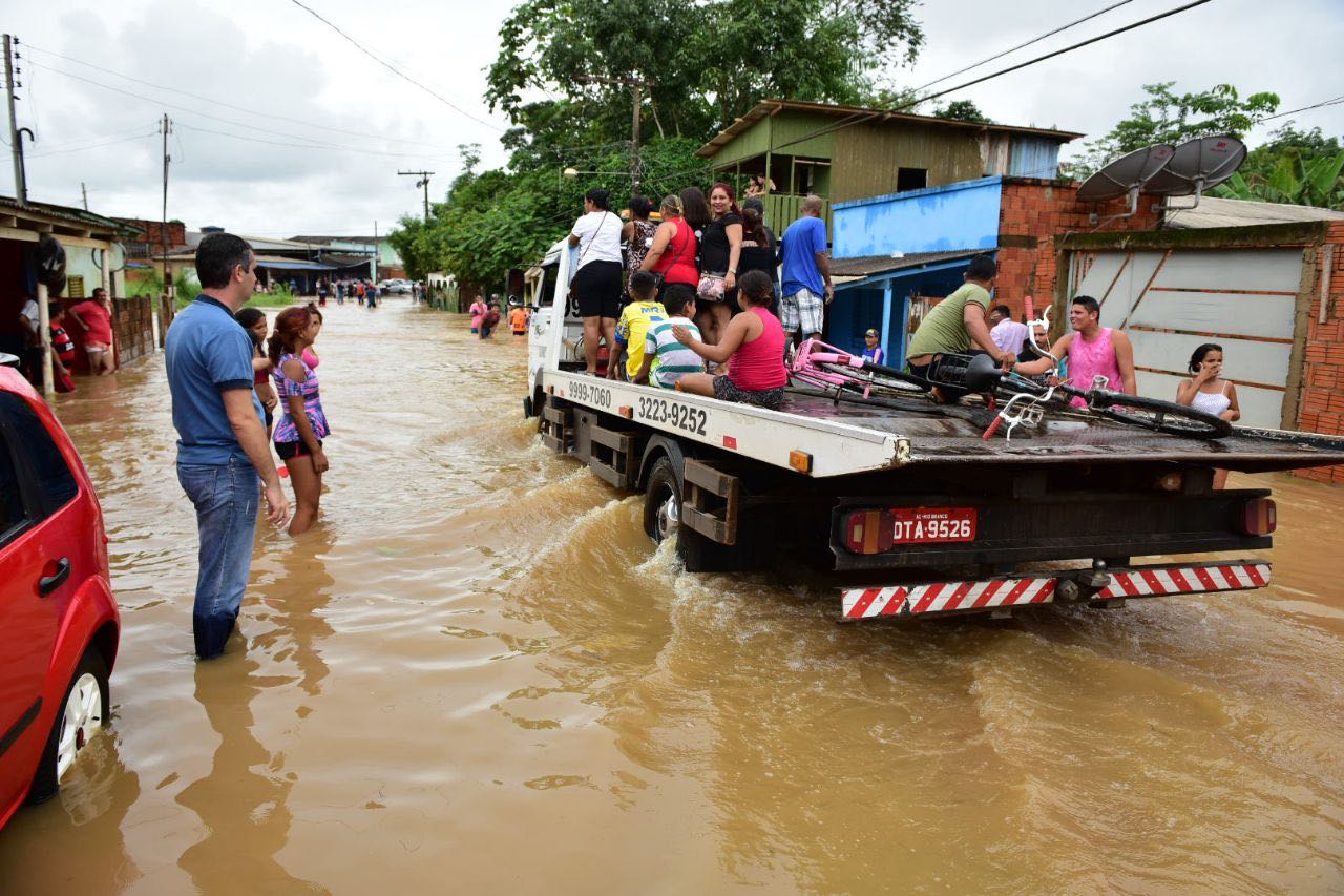 Rio Acre continua subindo e número de famílias desabrigadas aumenta em Rio Branco