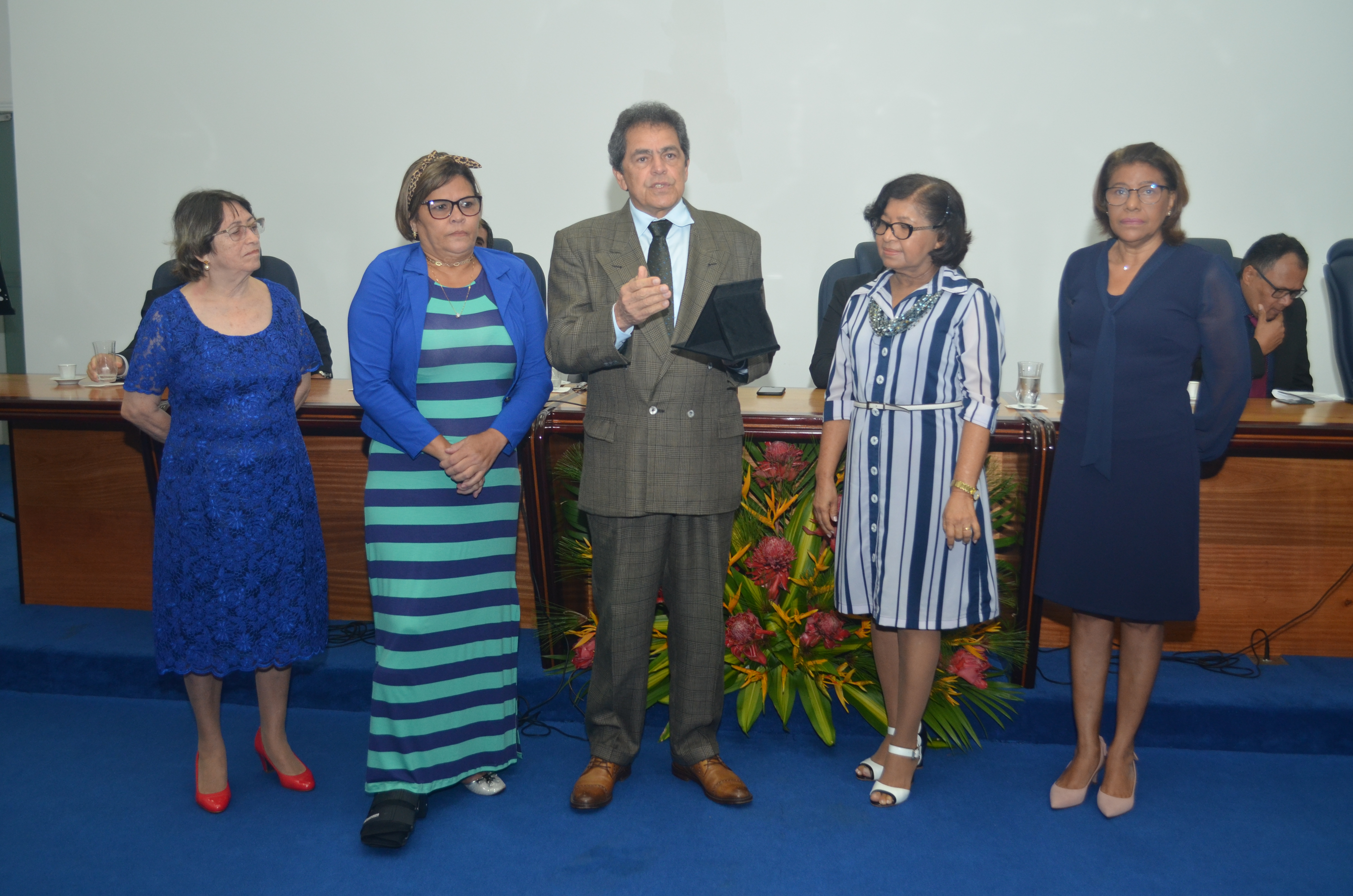 Valmir Ribeiro homenageia servidores com mais de 25 anos de serviços prestados ao TCE/AC