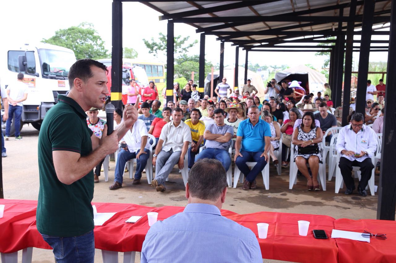 Deputado Ney Amorim participa de entrega de veículos e equipamentos em Epitaciolândia