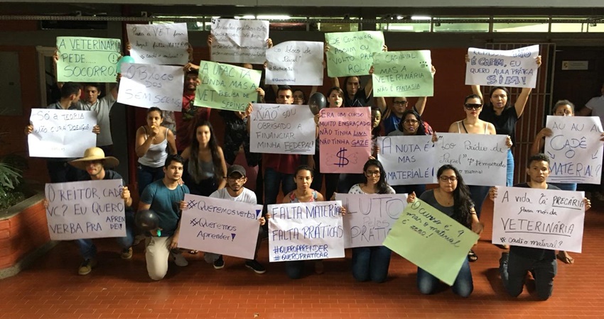 Acadêmicos da Ufac protestam contra falta de materiais e aulas práticas