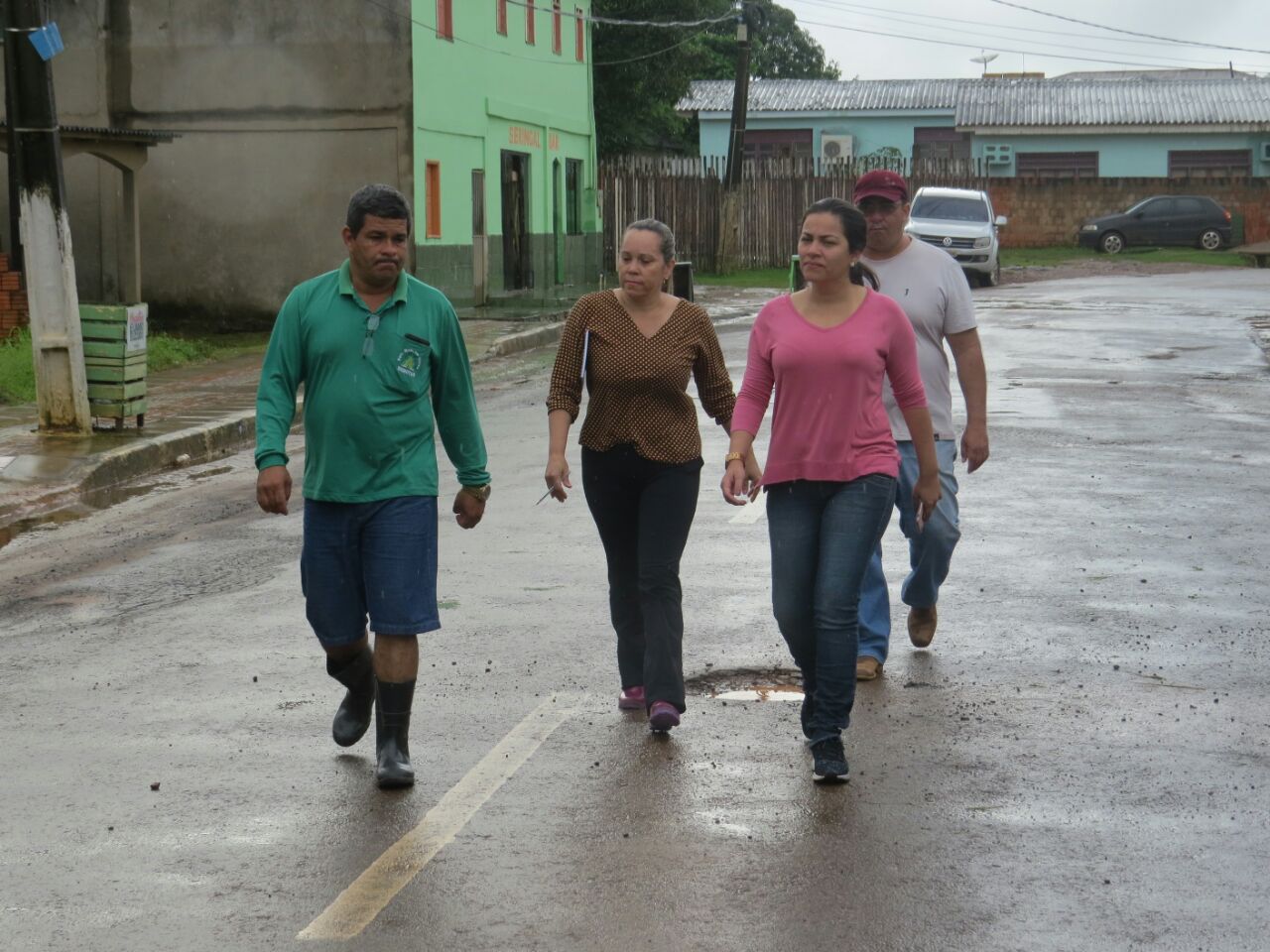 Após forte chuva, Fernanda Hassem vai ás ruas e ajuda famílias que tiveram casas inundadas