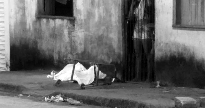 Jovem deficiente físico é assassinado na porta de casa no João Eduardo