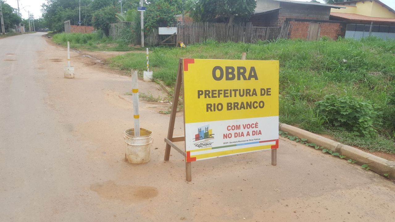 Moradores denunciam descaso com ruas do Bairro Canaã e alertam sobre acidentes
