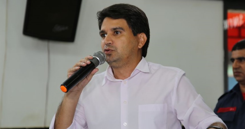 “Quem chefia as facções não mora em um Mocinha Magalhães”, diz Emylson ao cobrar apoio nacional