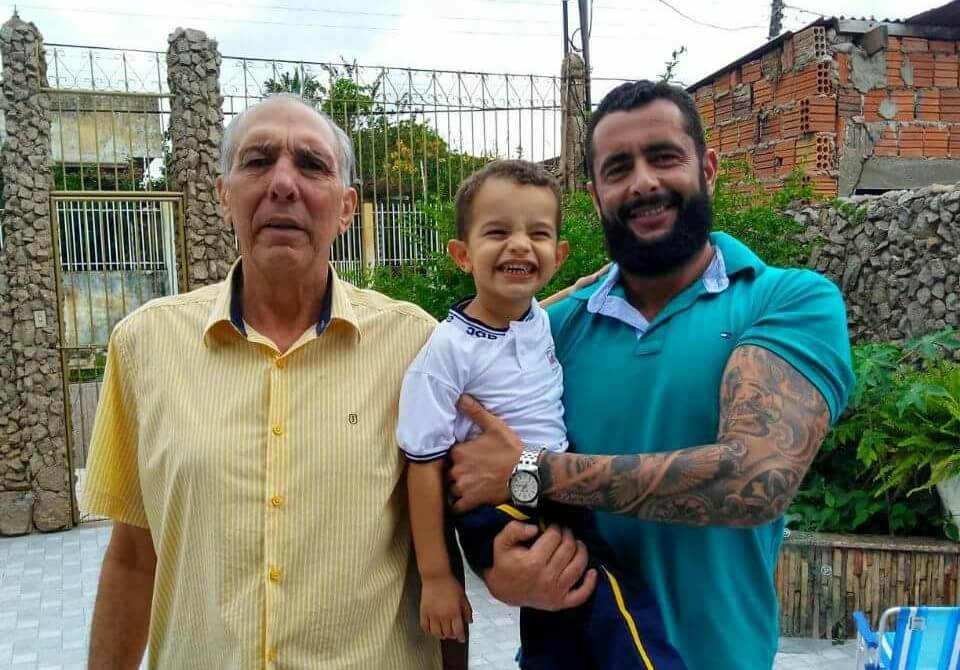 Hildebrando aparece nas redes sociais comemorando primeiro dia de aula do neto