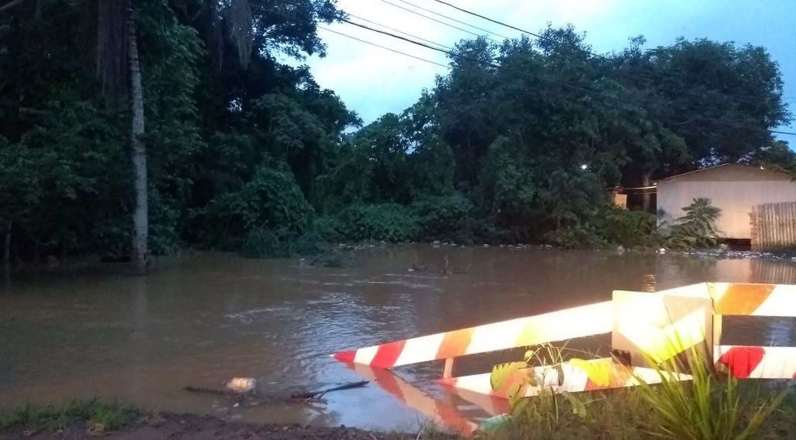 Jovem some em igarapé que transbordou no bairro Tropical; Bombeiros realizam busca