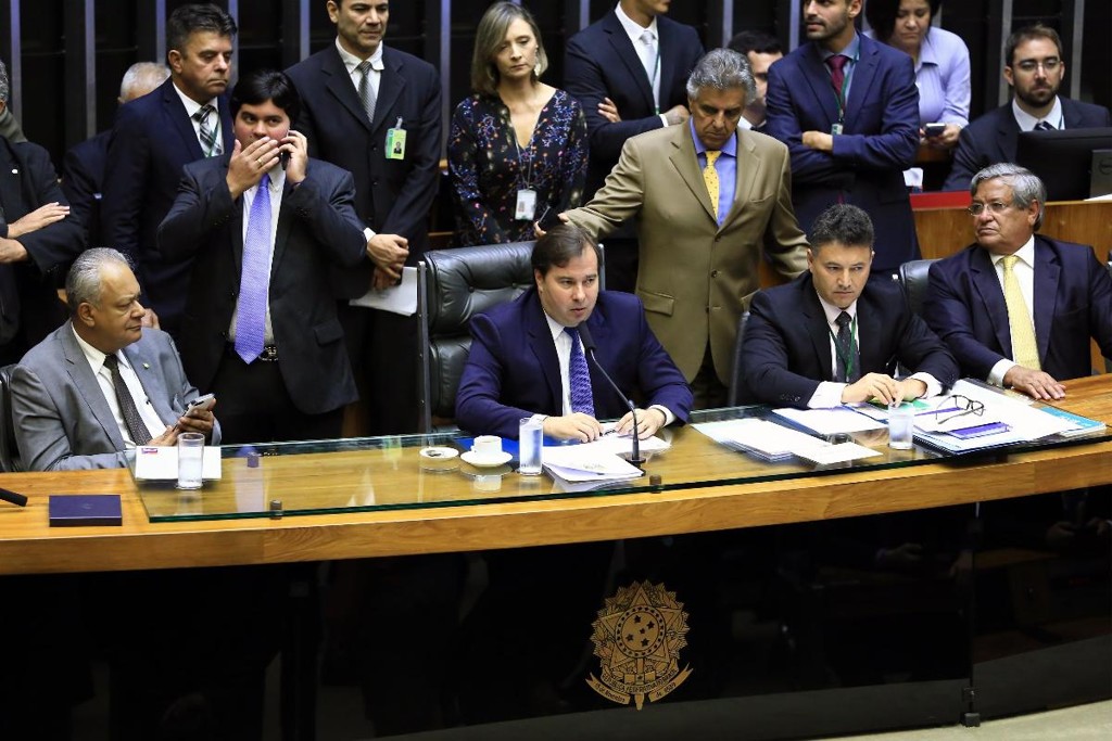 Câmara aprova decreto de intervenção no Rio; senadores votam medida nesta terça