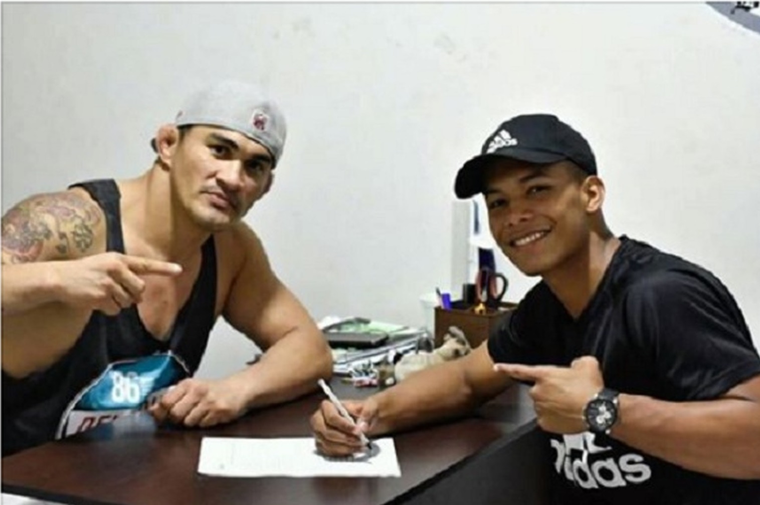 Acreano aluno de Bodão assina contrato para lutar em competição de Boxe de praia no Rio