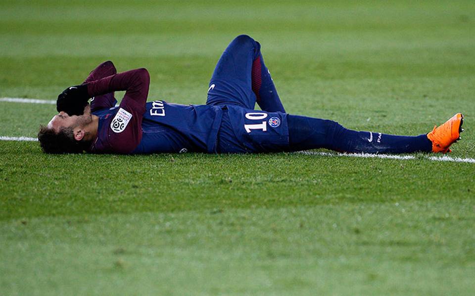 Neymar vai ser operado e só volta aos campos um mês antes da Copa
