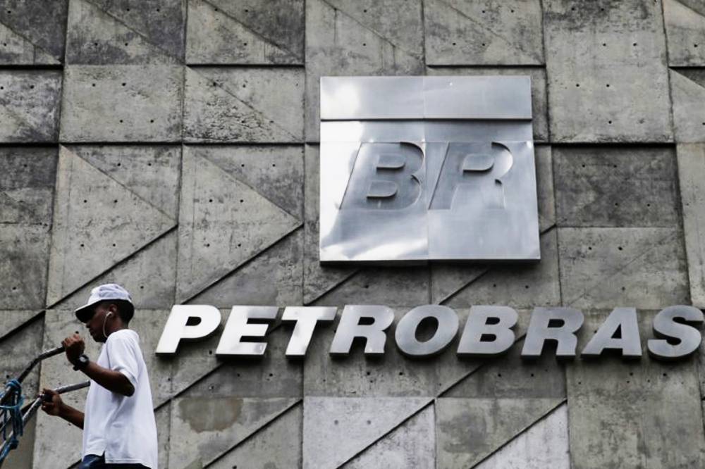 Mesmo com a greve dos caminhoneiros, Petrobras aumenta preço da gasolina nas refinarias
