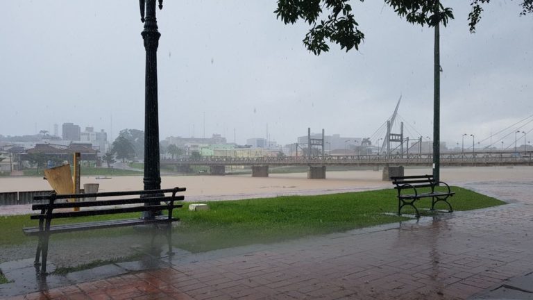 Em 24h, choveu 56 mm na capital; temendo cheia do Rio Acre, prefeita visita Parque de Exposições