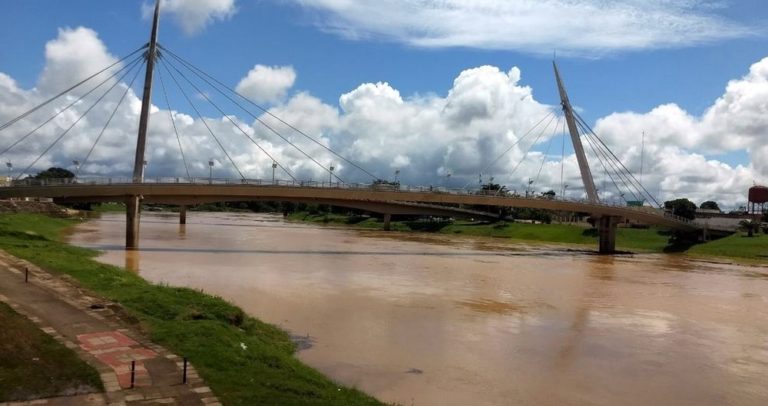 Rio Acre se aproxima da cota de alerta na capital; 100 abrigos devem começar a ser construídos